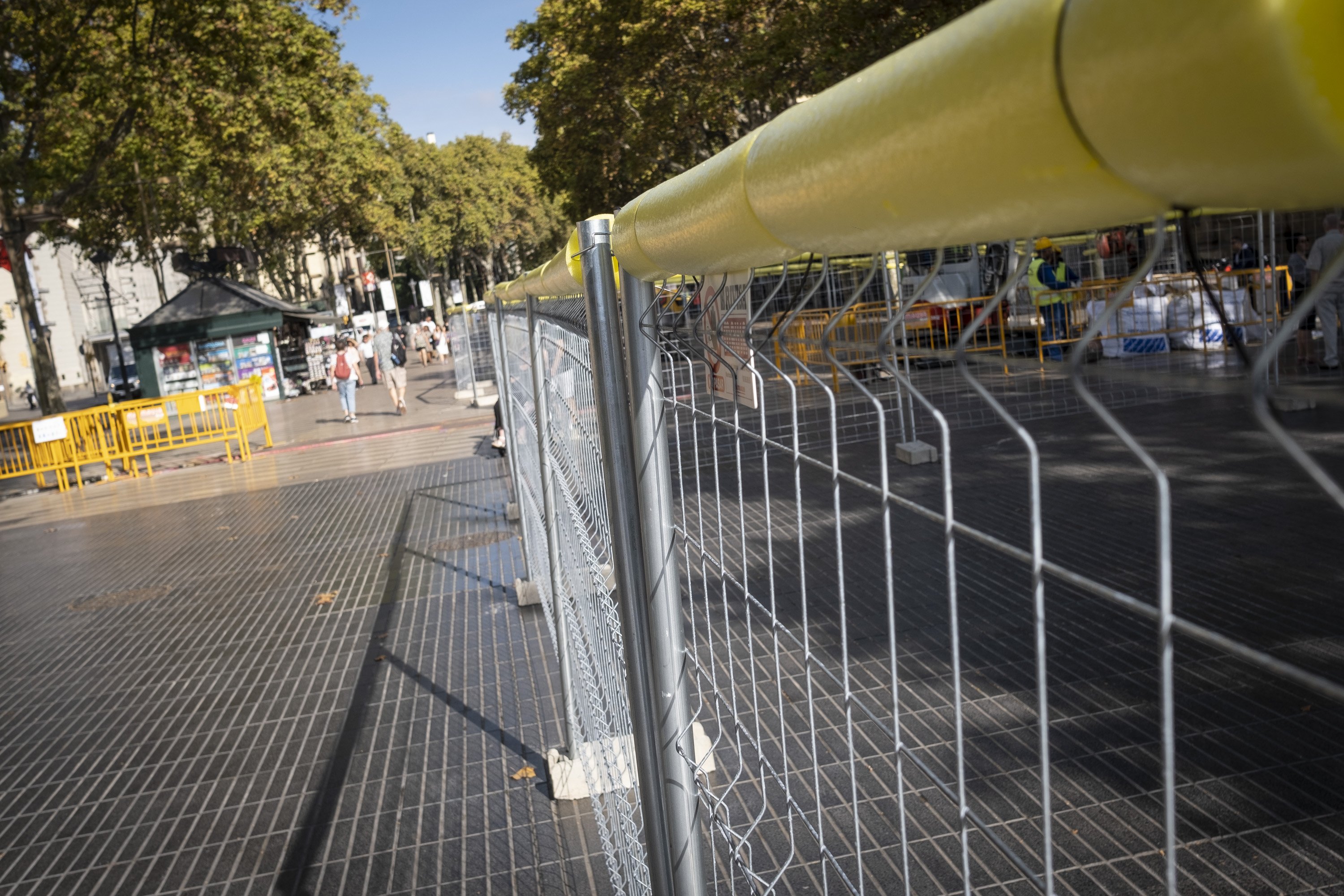 Traffic lights and trucks crossing La Rambla: street enters major rebuild phase on June 17th
