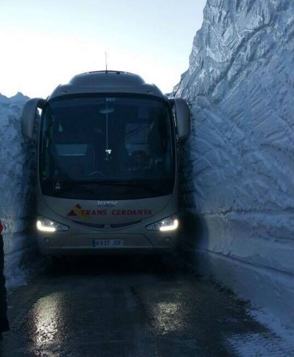 VÍDEO: La espectacular maniobra de un autocar para atravesar entre dos paredes de nieve