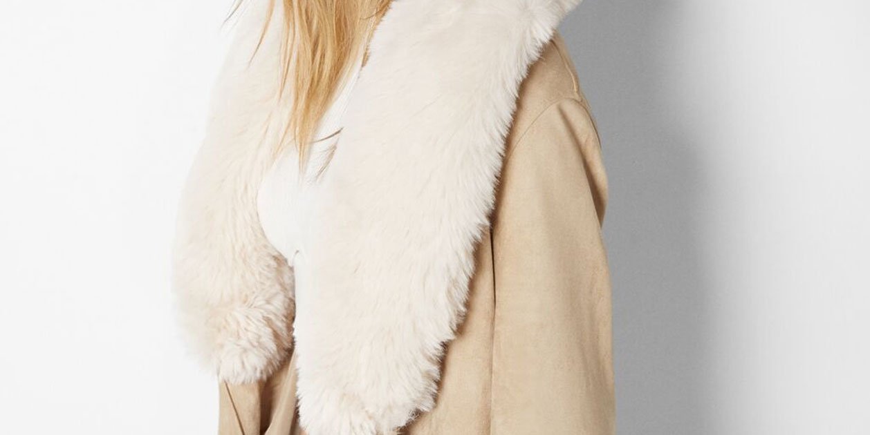 A Bershka han creat l'abric llarg efecte pell girada i pèl per a totes les butxaques