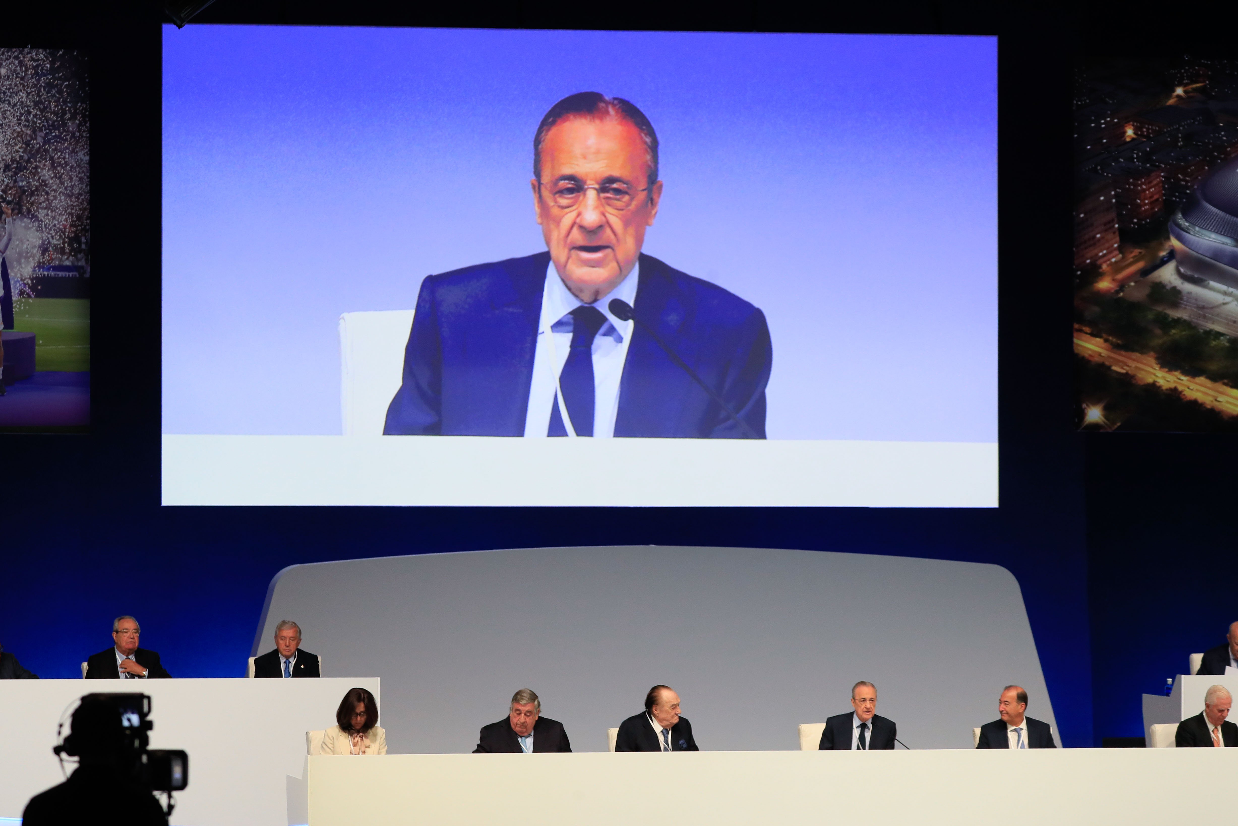 Florentino Pérez firma el contrato mientras todos miran al Mundial y ya es jugador oficial del Real Madrid