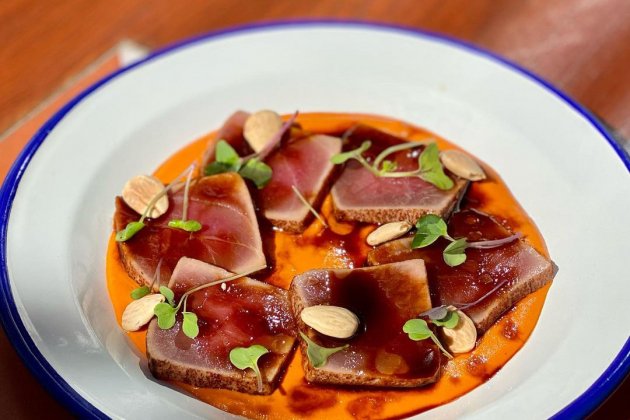 Tataki teriyaki de atún rojo con ajoblanco de piquillos