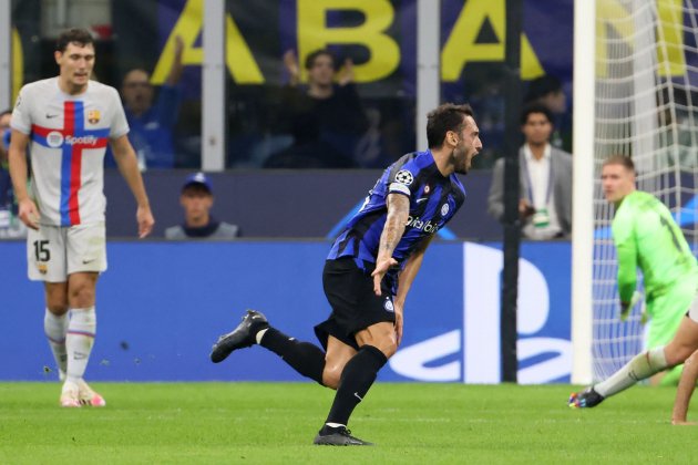 Hakan Çalhanoğlu Inter Milán Barça / Foto: EFE Hakan Çalhanoğlu Inter Milán Barça / Foto: EFE