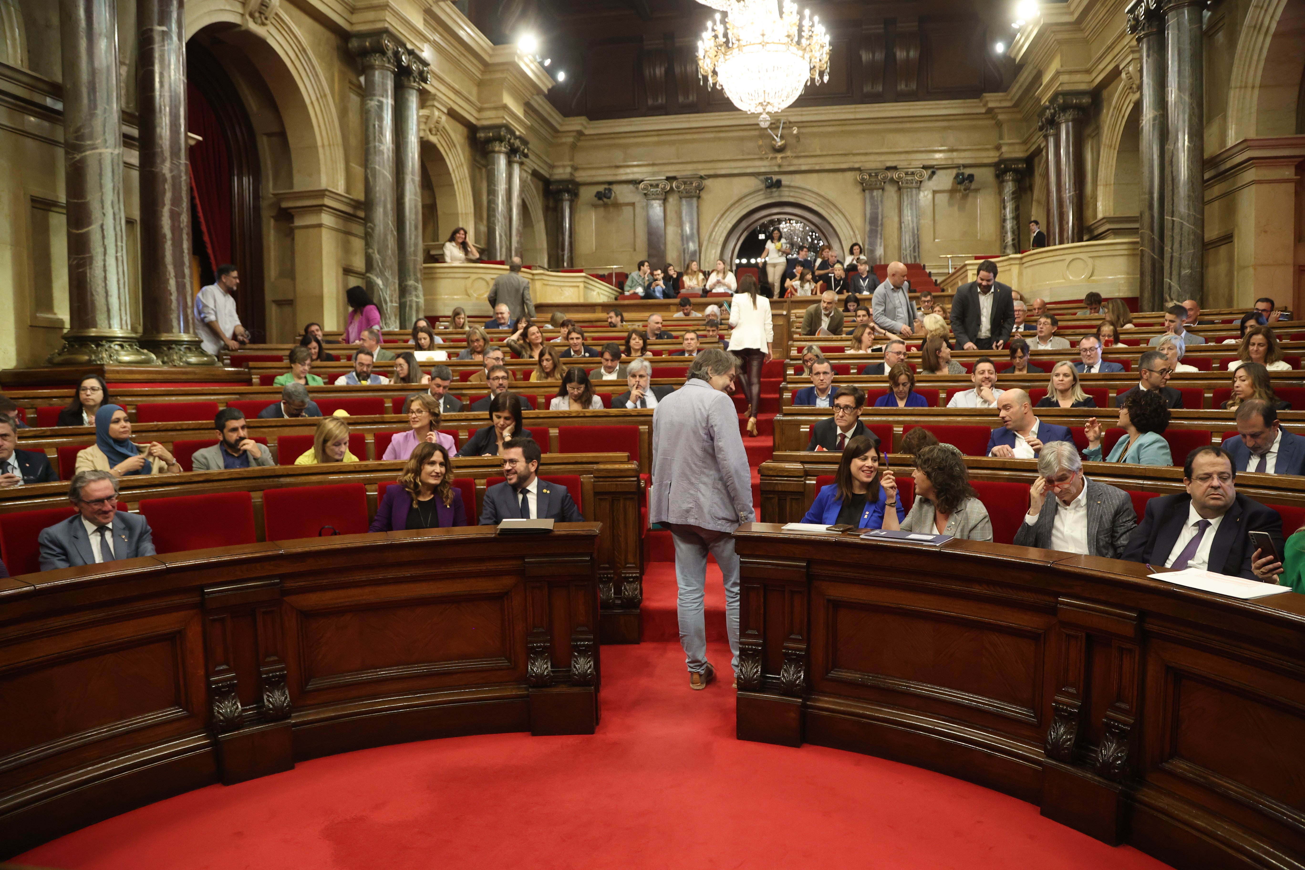 El Govern en solitario logra aprobar su primera ley en el Parlament