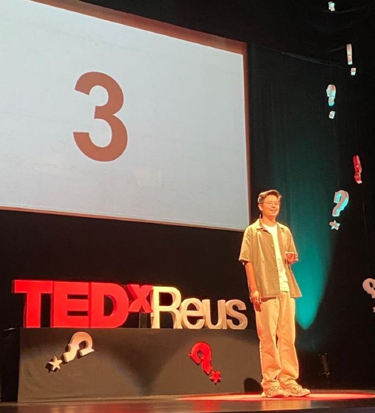 Lon en una TedTalk en Reus