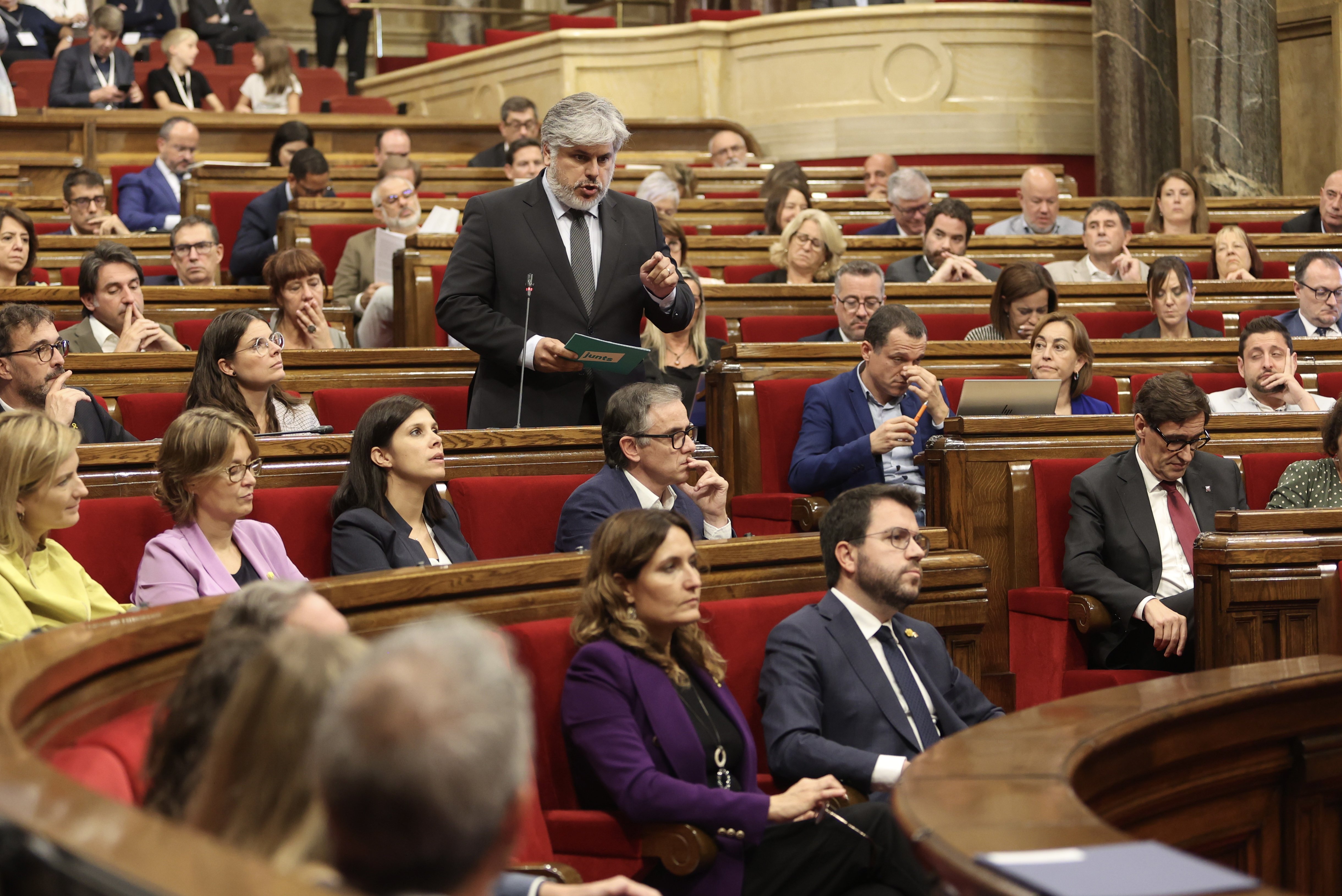 An evasive Junts warns of an ERC-PSC-Comuns tripartite in the Catalan Parliament