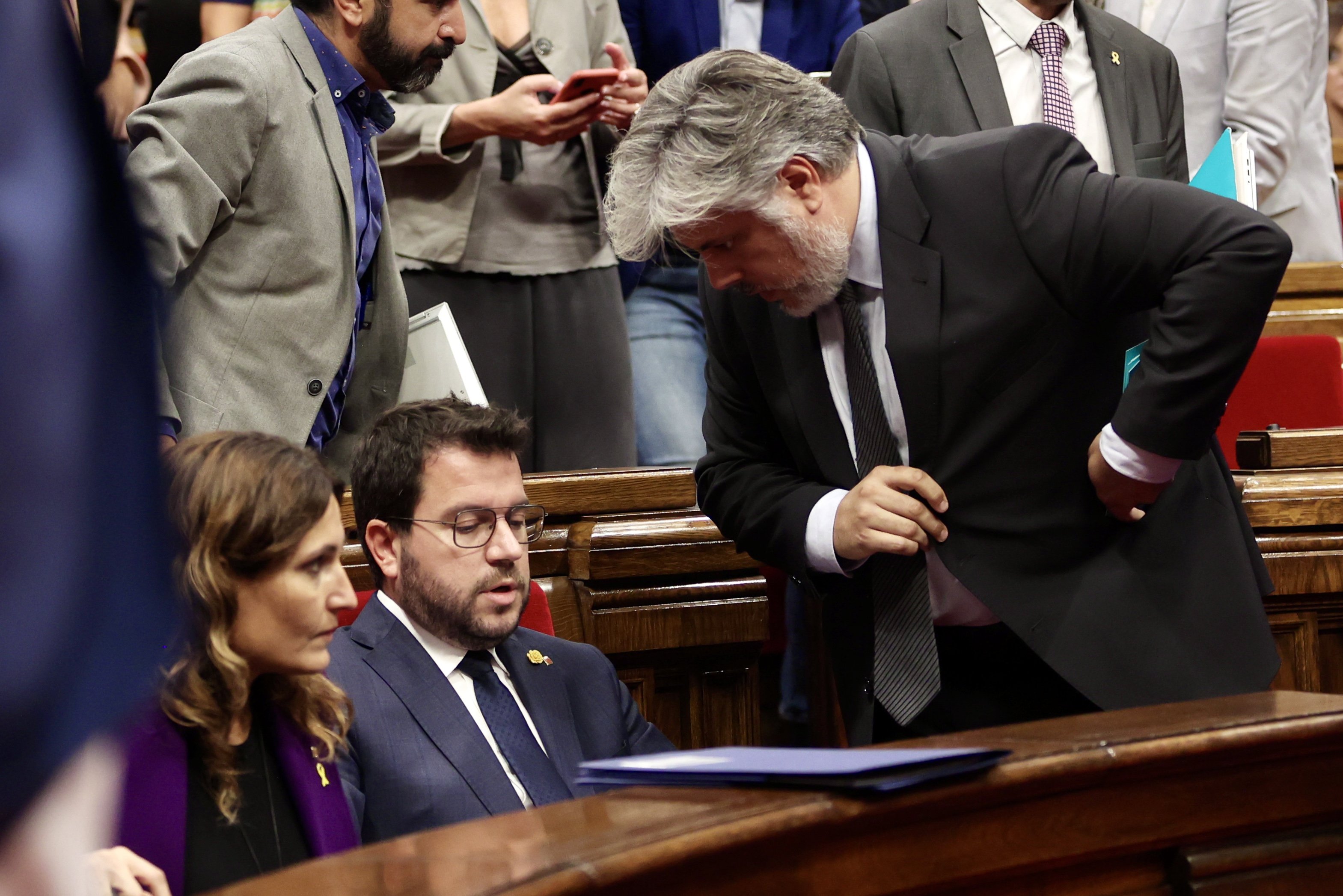 Una prueba de fuego y soledad en el Parlament: así nace el nuevo Govern de Aragonès