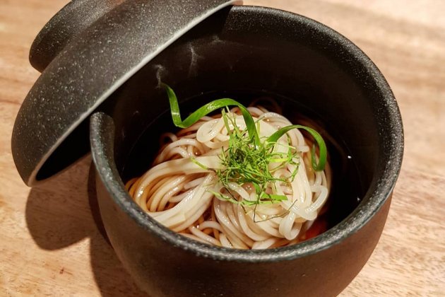 Fideos fríos cono salsa mentsuyu, oxalis morada, jengibre y cebolleta