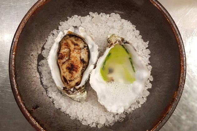 Ostra asada con sojaaceite, acabada con shichimi Ostra asada con sojaaceite, acabada con shichimi