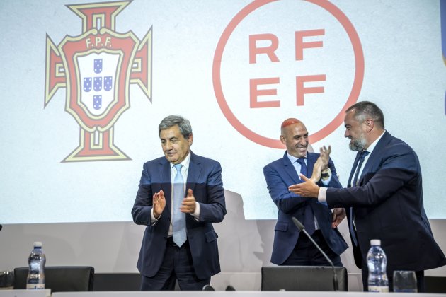 Luis Rubiales Fernando Gomes Andriy Pavelko Mundial 2030 riendo / Foto: EFE