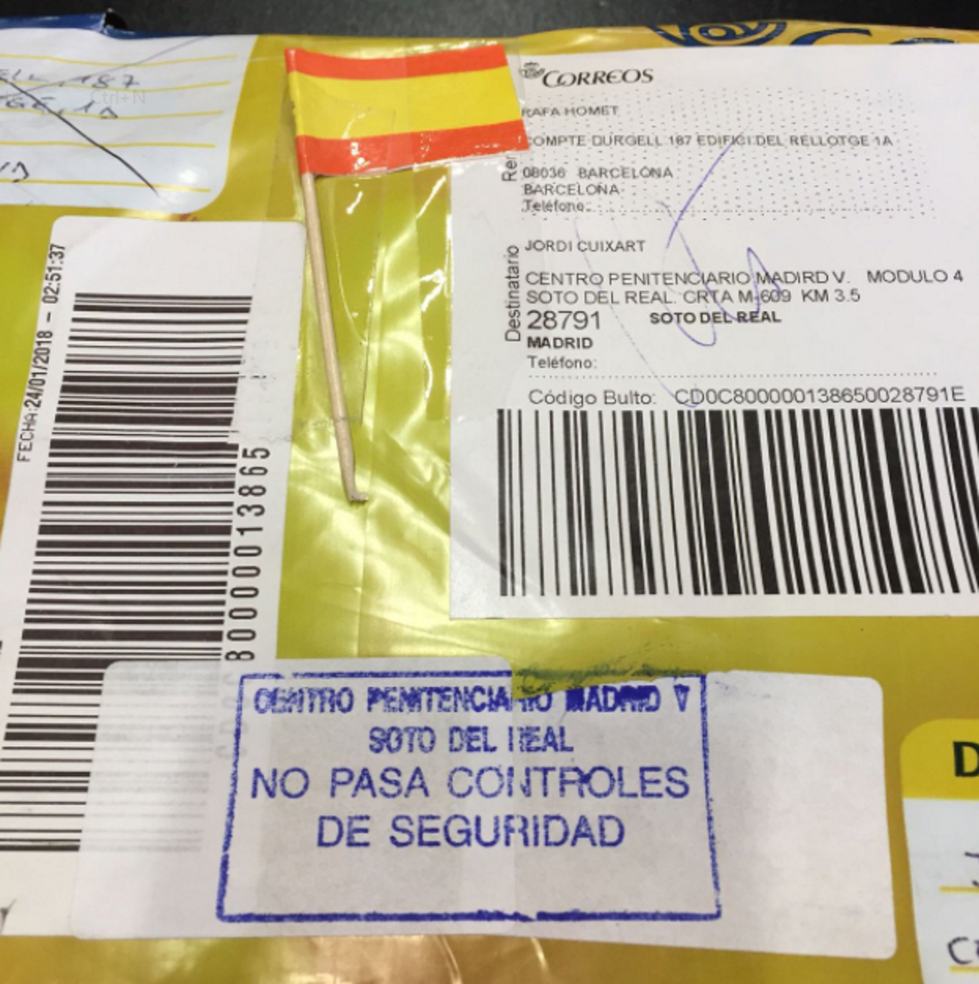 Veten un llibre enviat a Cuixart i el retornen amb una bandera espanyola