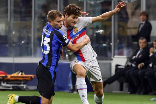 Marcos Alonso Nicolò Barella Inter Barça Champions / Foto. EFE