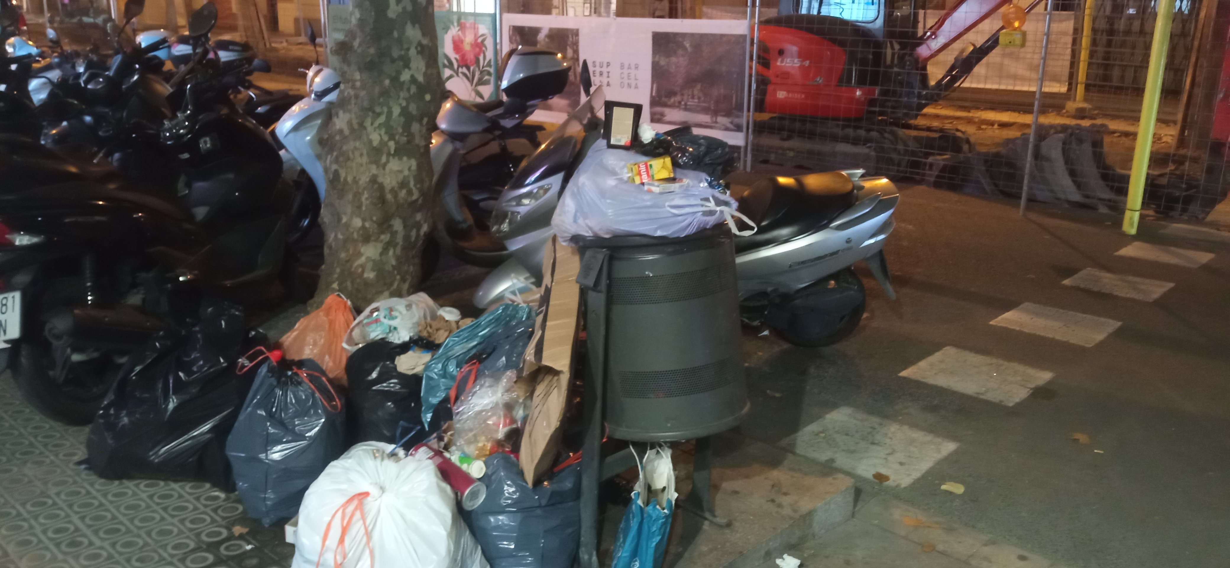 Cada atardecer lo mismo: pilas de basura en la futura Superilla del Eixample