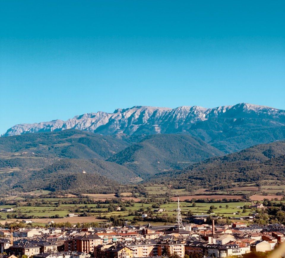 Probar queso y vino con el Pirineo de fondo: el mejor plan de fin de semana está en la Seu d'Urgell