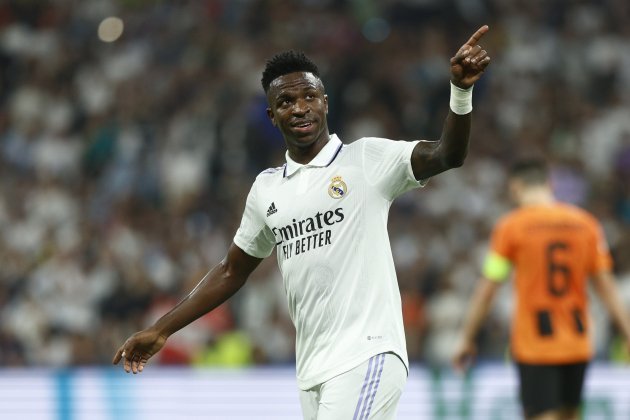 Vinícius señala Real Madrid Shakhtar Champions / Foto: EFE