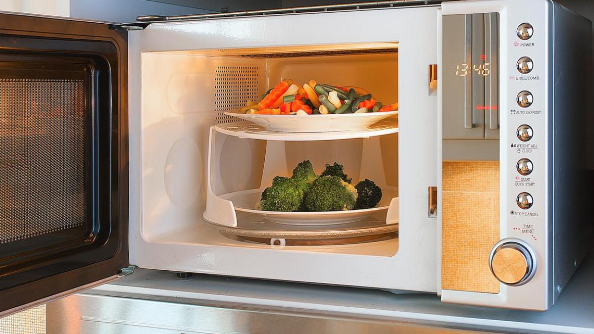¿Usas mucho el microondas? Estos 5 alimentos no se deben cocinar en él