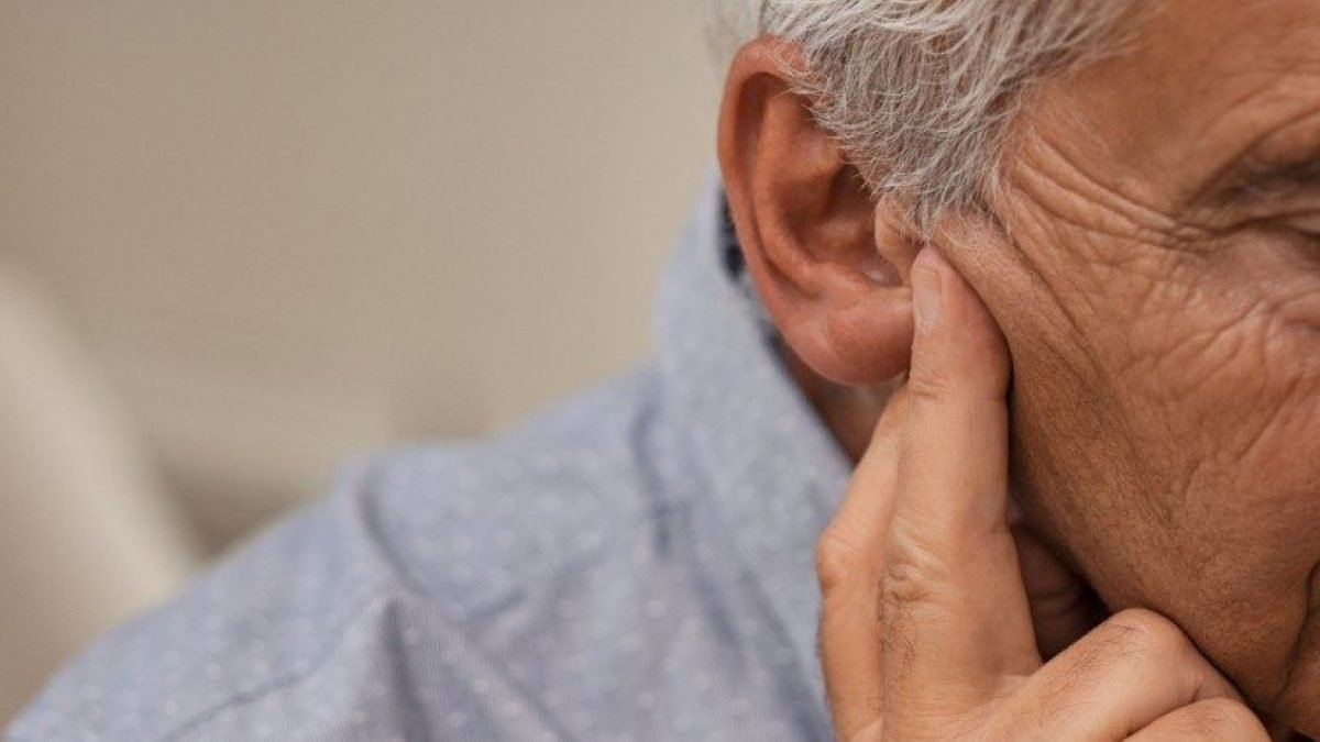 Así es cómo debes limpiarte los oídos según los expertos