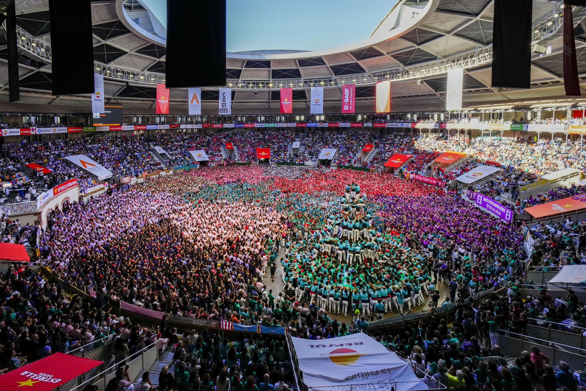 El concurs final de castells a Tarragona, l'1 d'octubre a Barcelona i més: la volta al món en 15 fotos