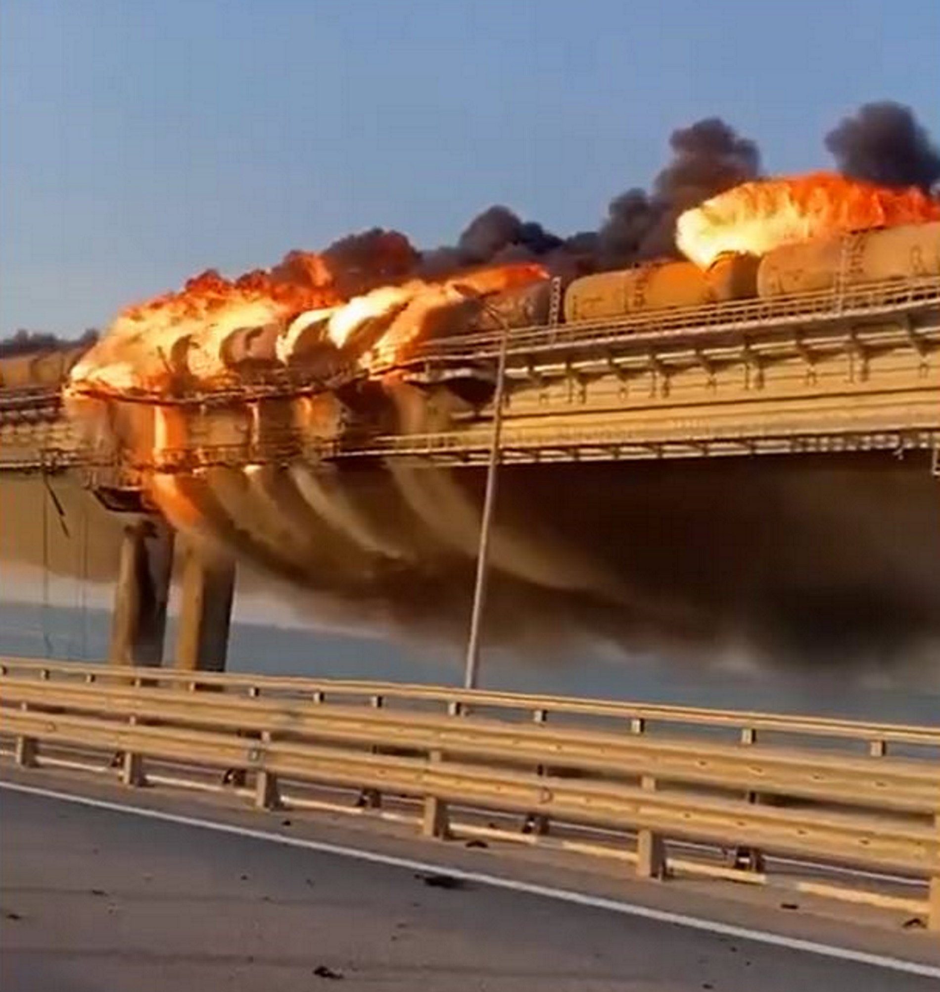 Una forta explosió al pont que uneix Crimea i Rússia causa tres morts