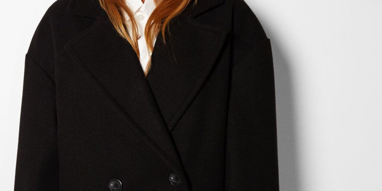 El nou abric tendència és llarg, té l'espatlla caiguda i està en 3 colors a Bershka