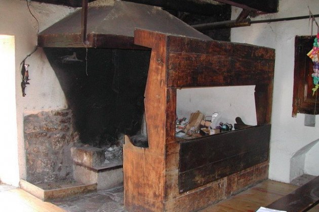 Chimenea y banco escaño catalán con mesa|tabla incorporada. / Foto: Gencat) Chimenea y banco escaño catalán con mesa|tabla incorporada. / Foto: Gencat)