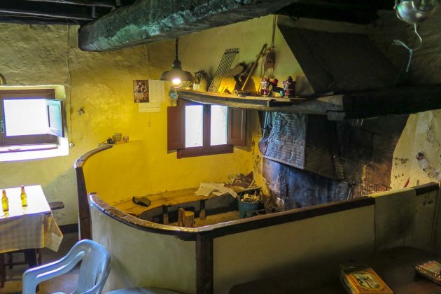 Escaño y chimenea en la casa de campo Collfred, en Vidrà / Foto: Vallges Bisaura