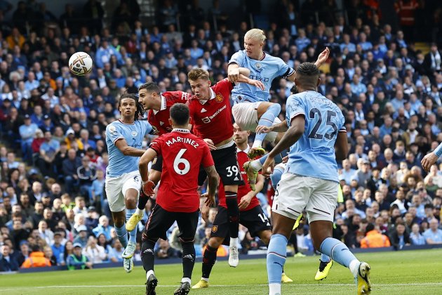 Erling Haaland salta jugadoras Manchester United City / Foto: Europa Press