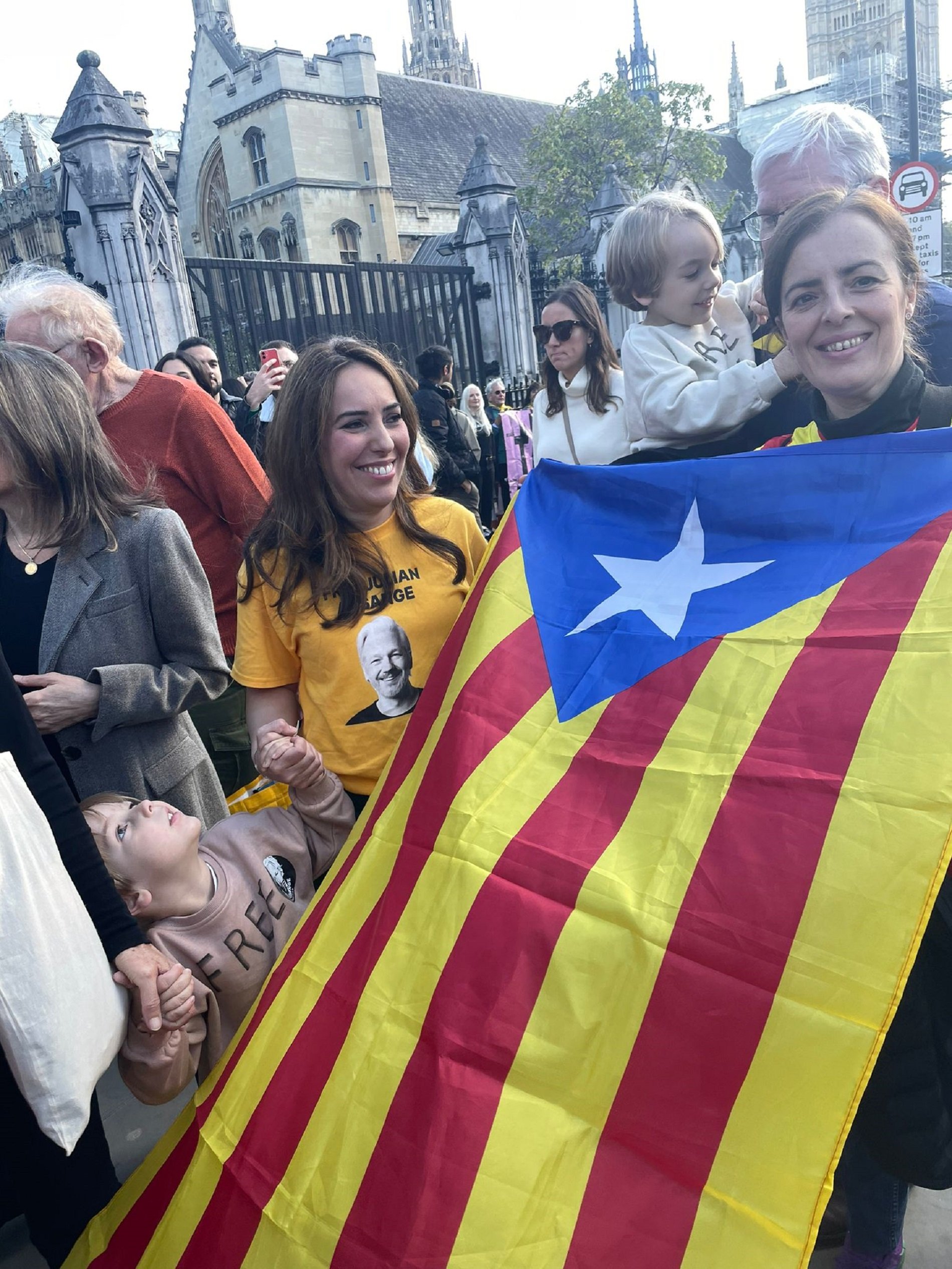 Una cadena humana envolta el Parlament britànic per exigir l'alliberament de Julian Assange