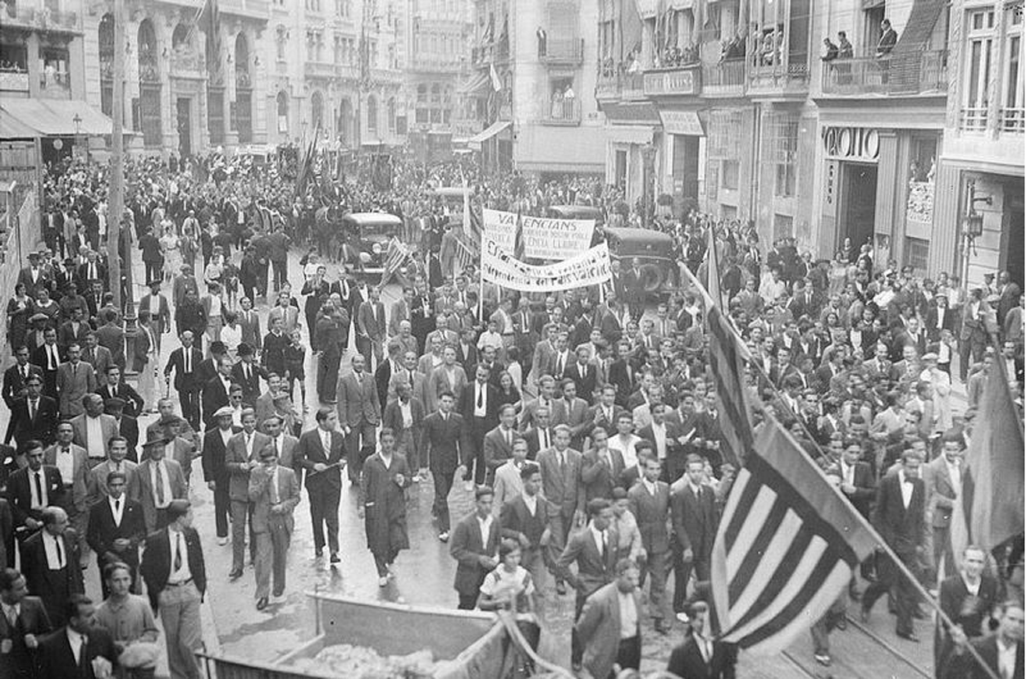 Primera gran manifestació a favor de l'autogovern valencià