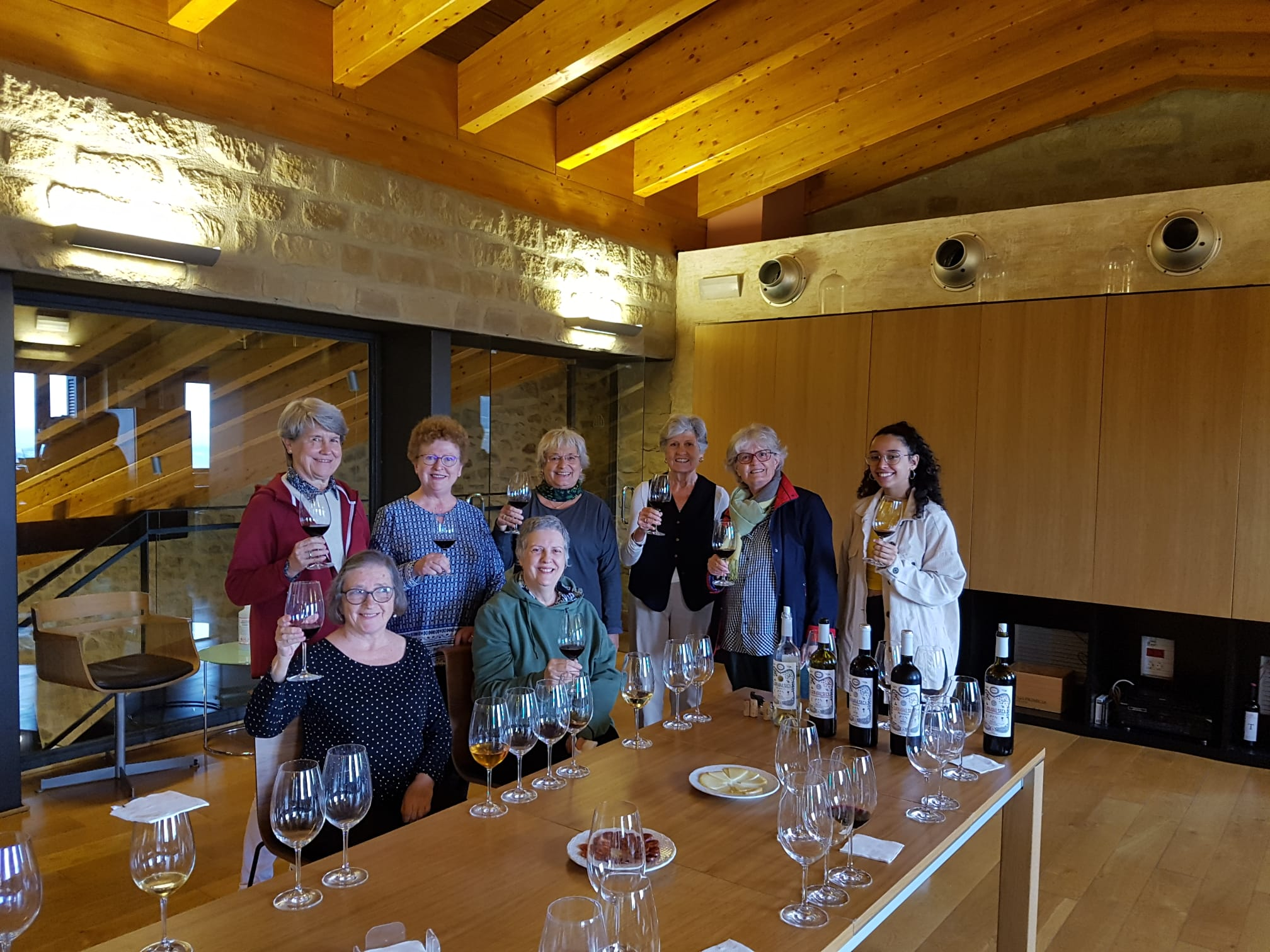 Les noies, amb la gestora de l'espai cultural, al tast de vins del celler de Laguardia Les noies, amb la gestora de l'espai cultural, al tast de vins del celler de Laguardia