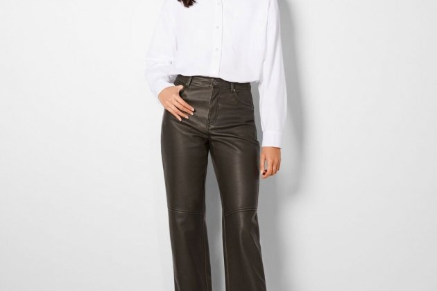 Pantalón 5 bolsillos efecto piel Pantalón 5 bolsillos efecto piel