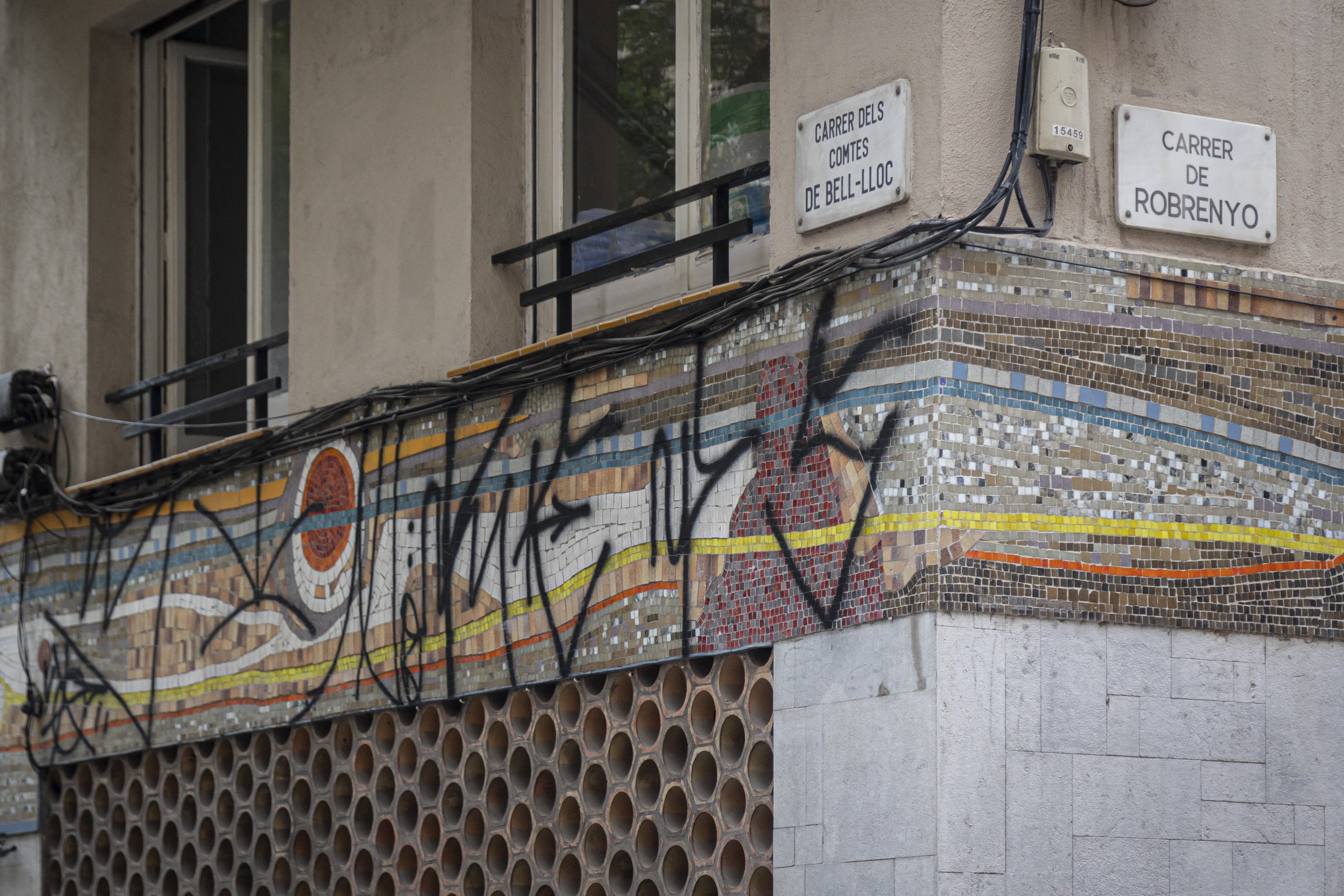 Vandalizan un mosaico de 'trencadís' histórico en Sants