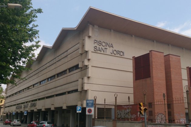 Fachada de la Piscina Sant Jordi vista desde calle París Fachada de la Piscina Sant Jordi vista desde calle París