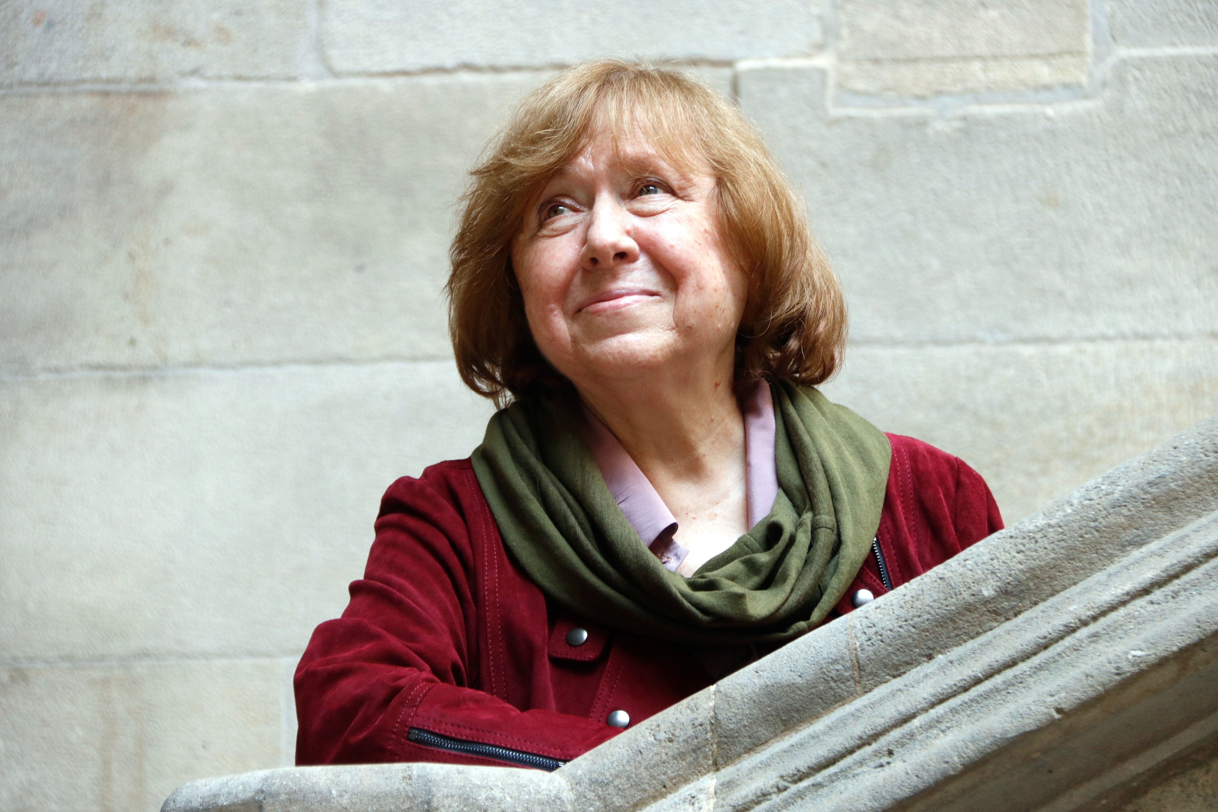 Alexievich, Premio Internacional Catalunya, alerta del peligro nuclear de Putin