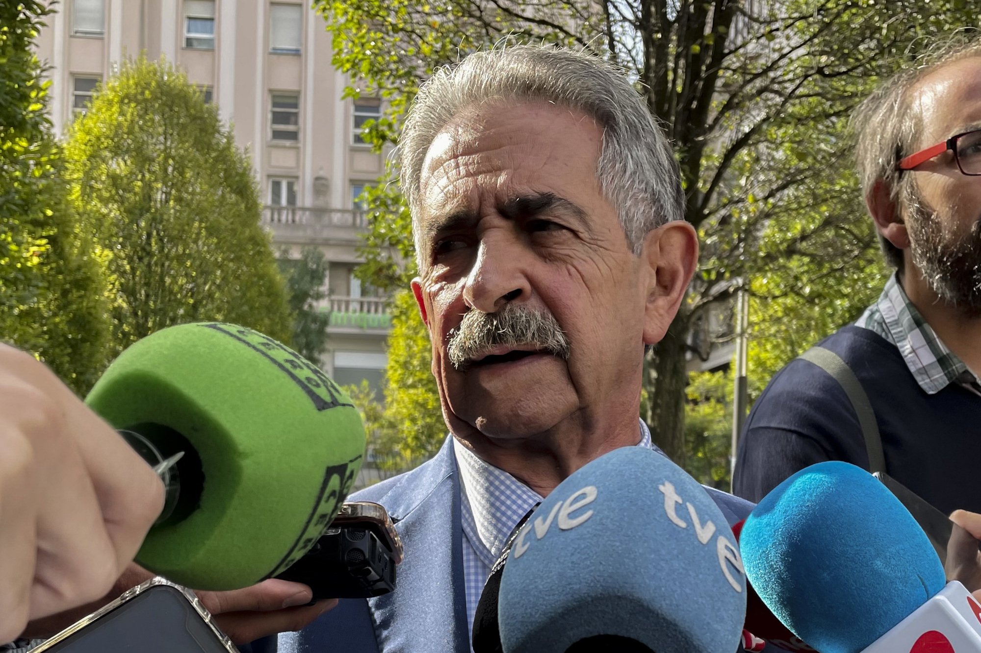 VÍDEO | Revilla balla al més pur estil Rosalia a la plaça de l'ajuntament de Santander