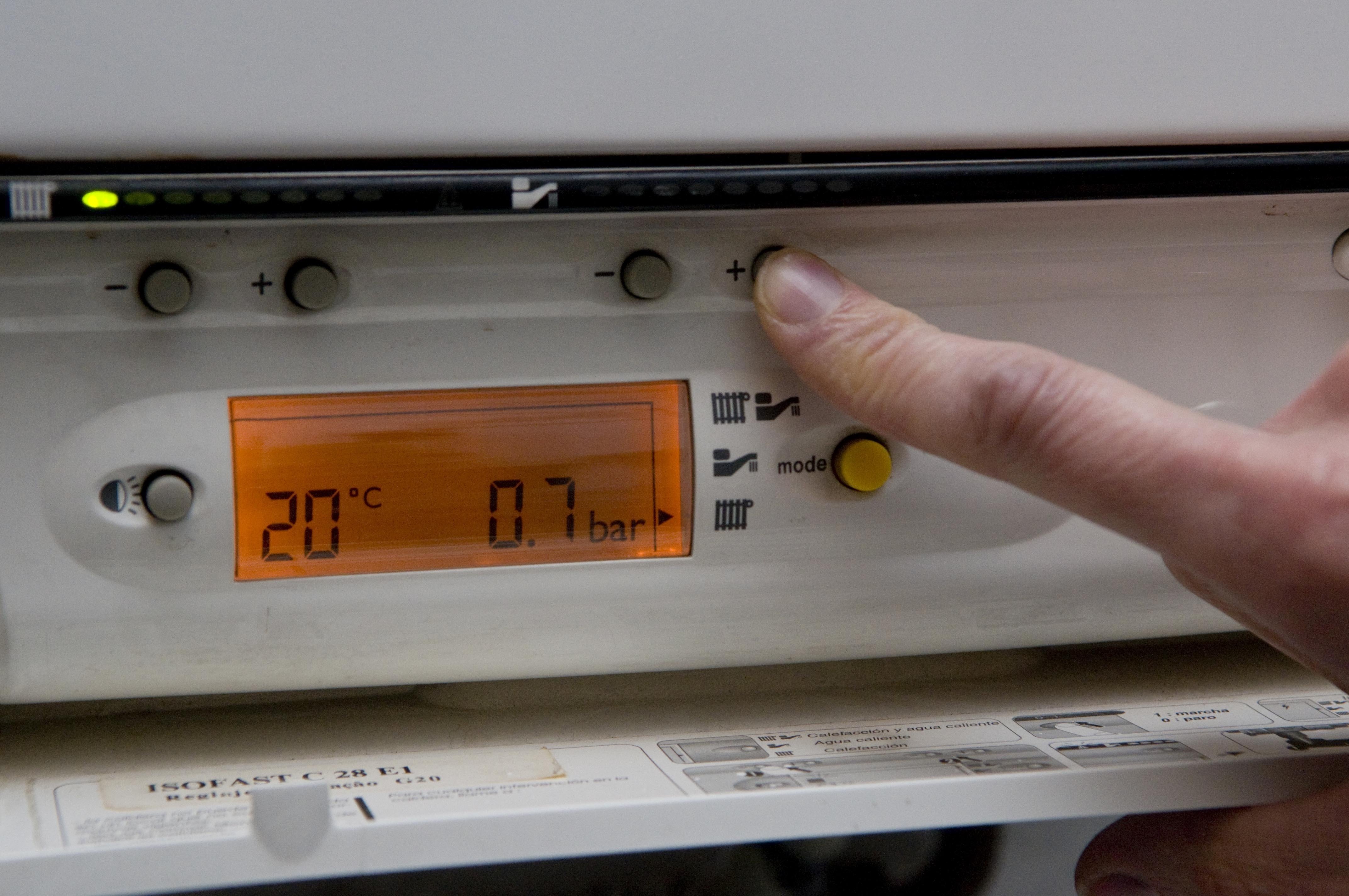 EuropaPress 4685913 usuario controla temperatura traves termostato