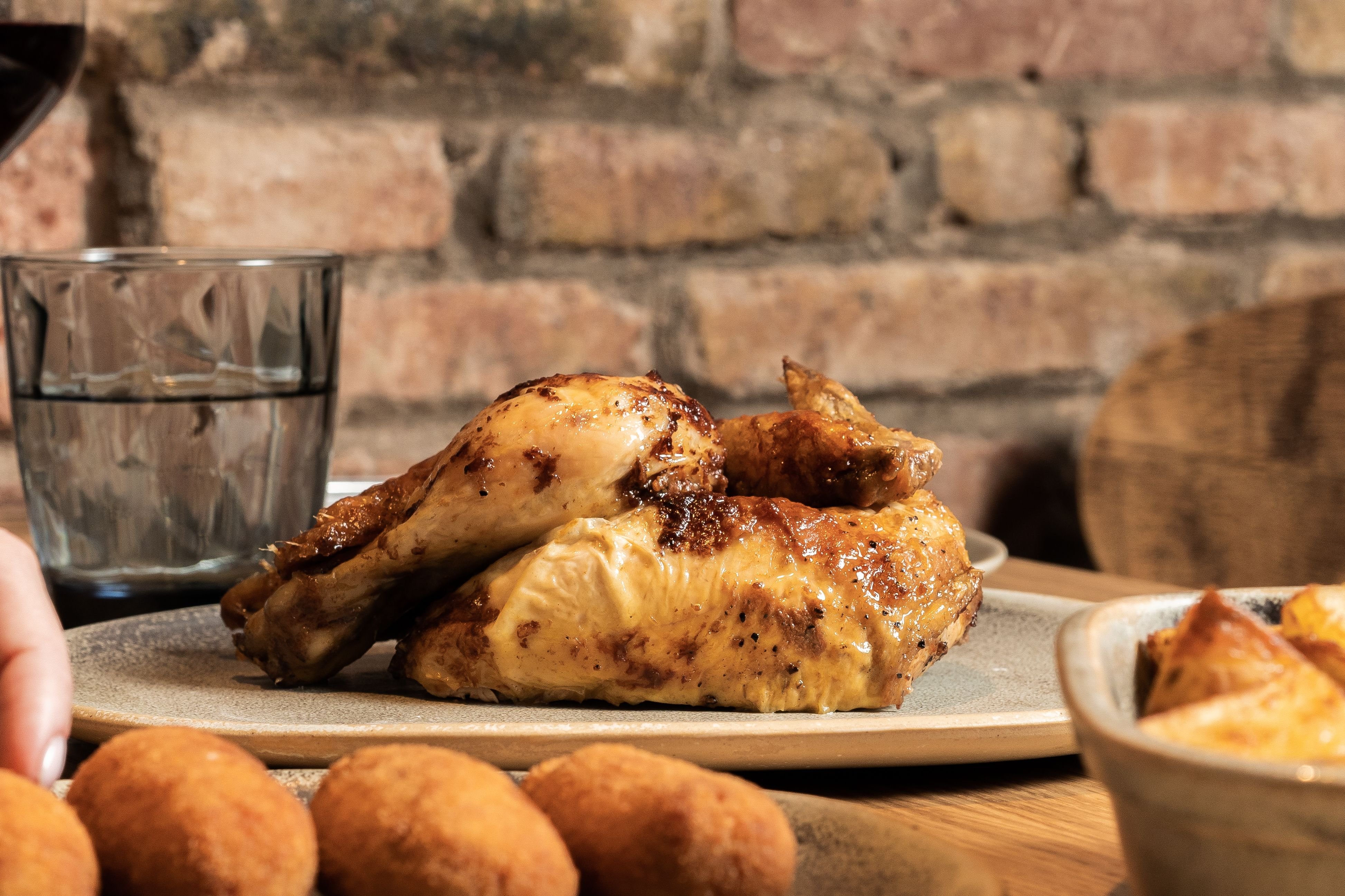 Rooster & Bubbles, el restaurante 'fast fine' que reinventa el pollo al ast