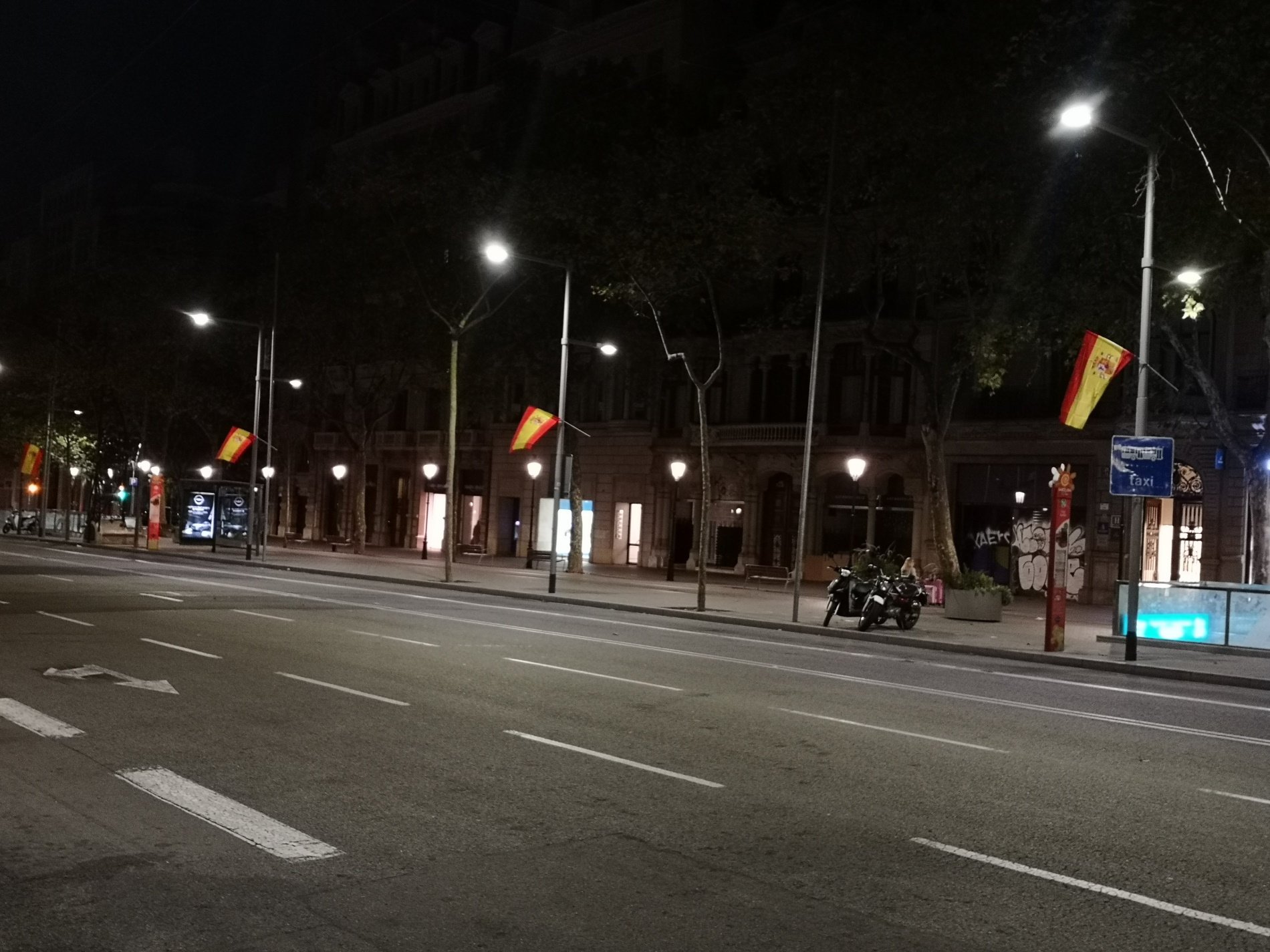 El Passeig de Gràcia se levanta lleno de banderas españolas por el 12-O
