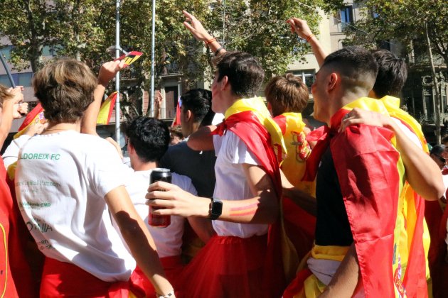 Manifestación Barcelona 12-Octubre saludos fascistas / Foto: ACN