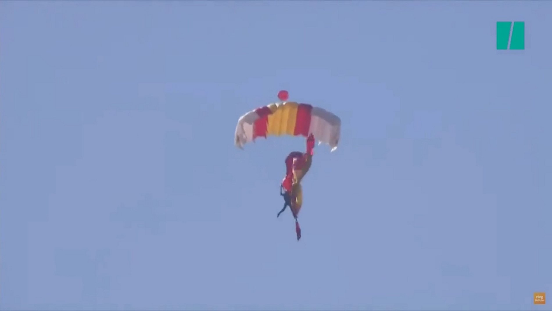 Nova pífia d'un paracaigudista amb una bandera espanyola pel 12-O I VÍDEO