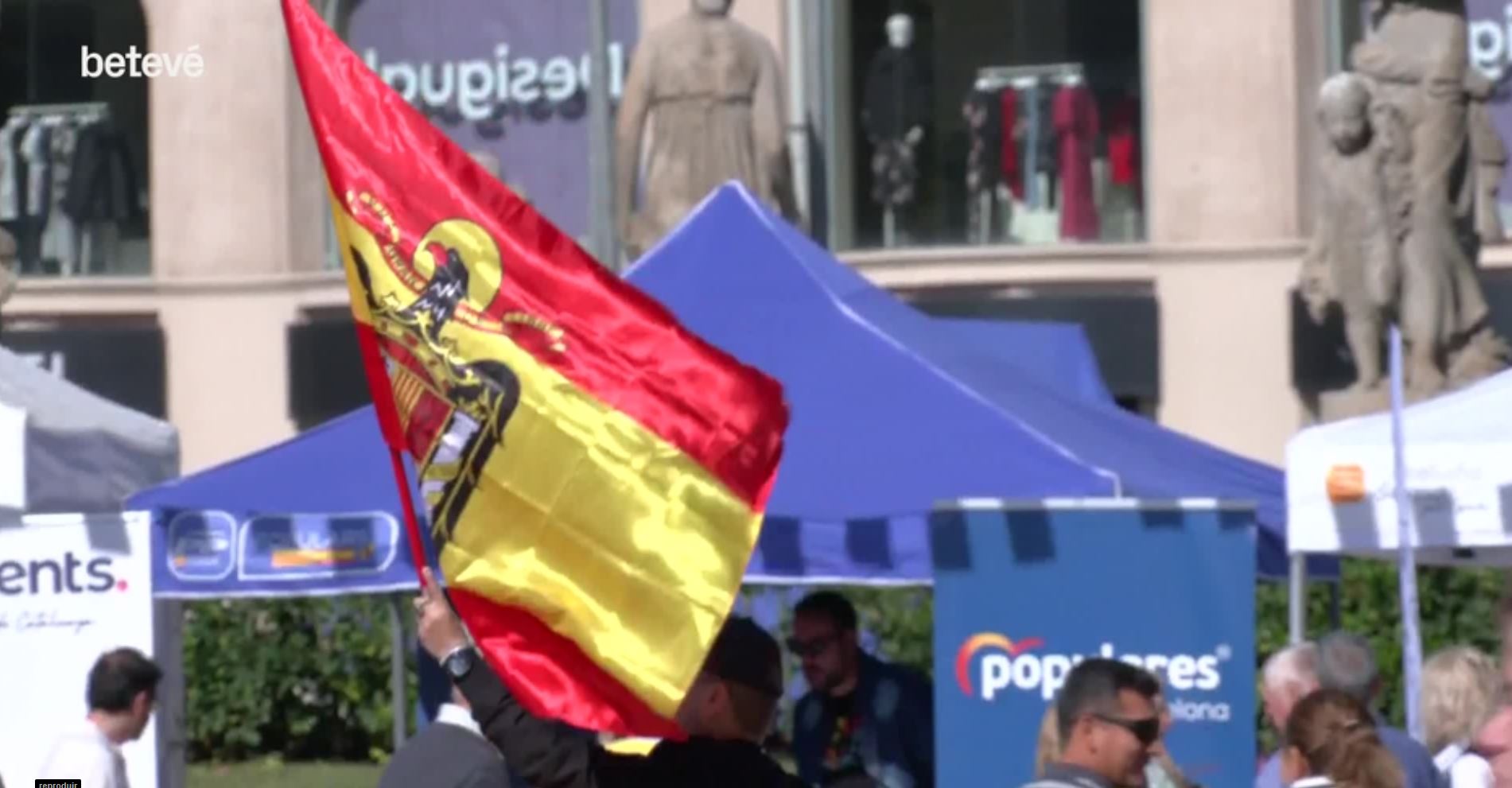 Una bandera franquista, en el acto de los partidos 'constitucionalistas' del 12-O