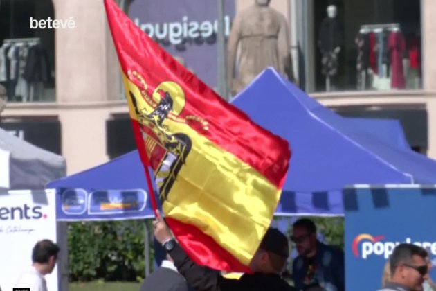 Bandera Franquista Manifestació 12 Octubre / Foto: Betevé