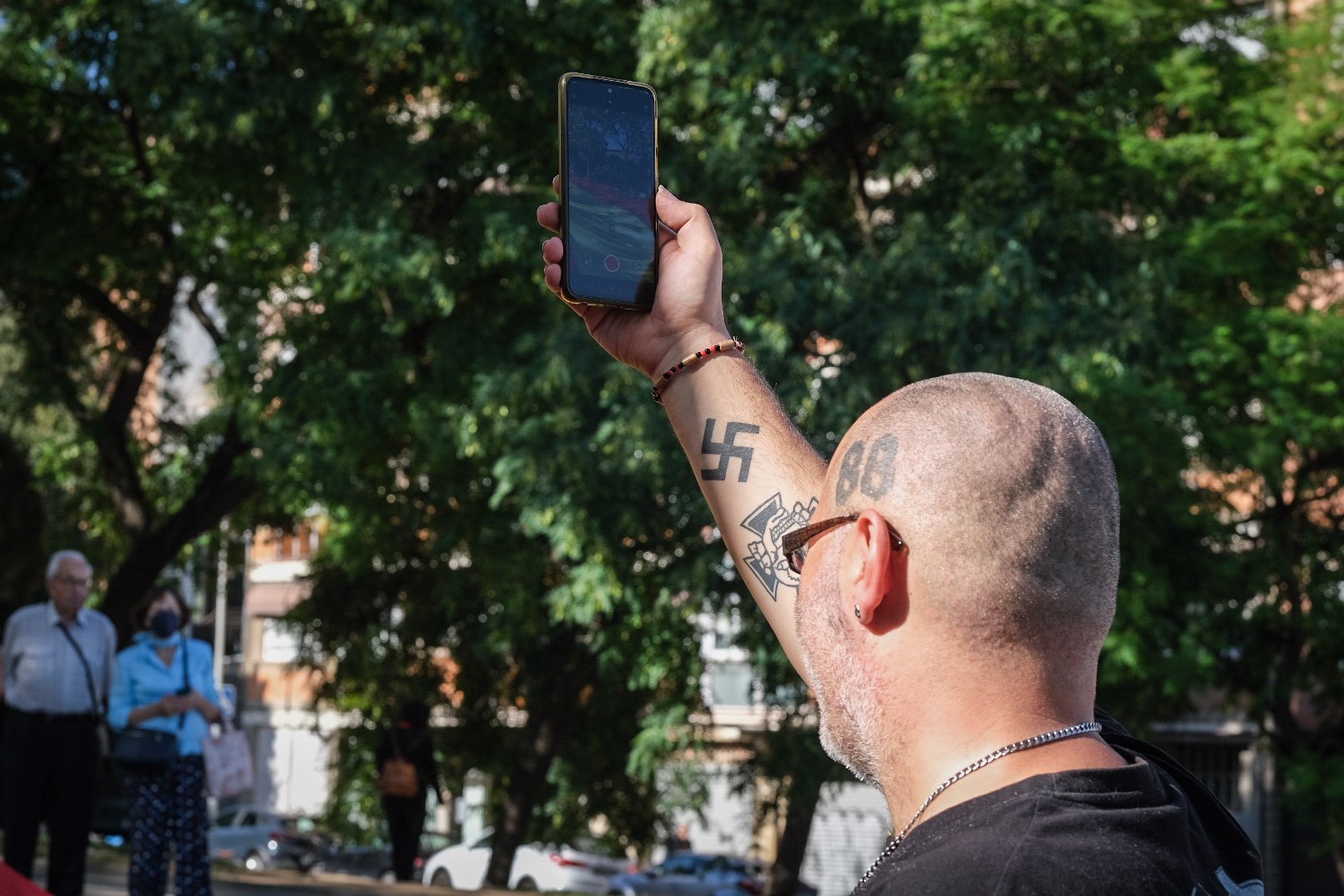 Penes mínimes de presó per a tres neonazis catalanòfobs que pegaven al crit de "porcs indepes"