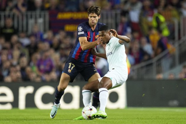 Marcos Alonso Denzel Dumfries Barça Inter Champions League / Foto: EFE Marcos Alonso Denzel Dumfries Barça Inter Champions League / Foto: EFE