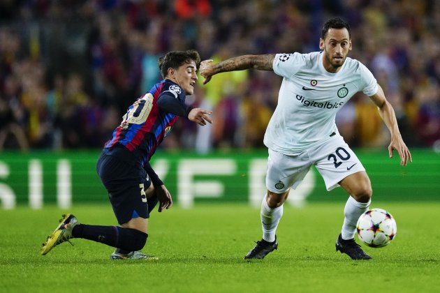 Gavi Hakan Calhanoglu Barça Inter Champions / Foto: EFE Gavi Hakan Calhanoglu Barça Inter Champions / Foto: EFE