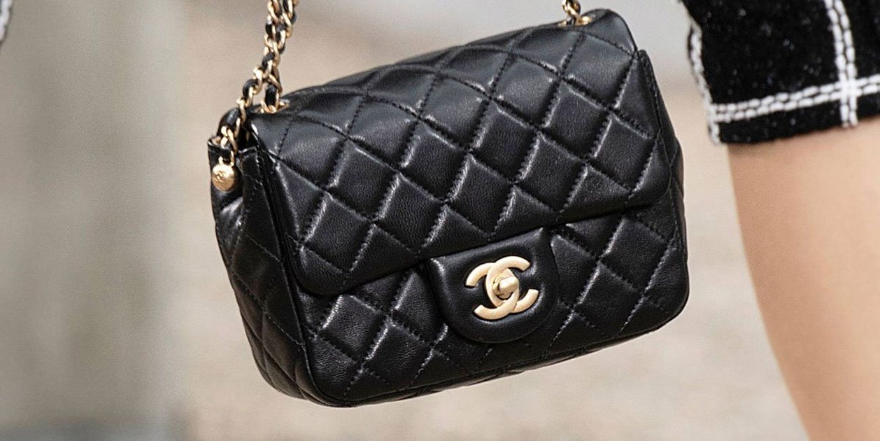 Hay un bolso acolchado en El Corte Ingles que recuerda mucho al iconico de Chanel