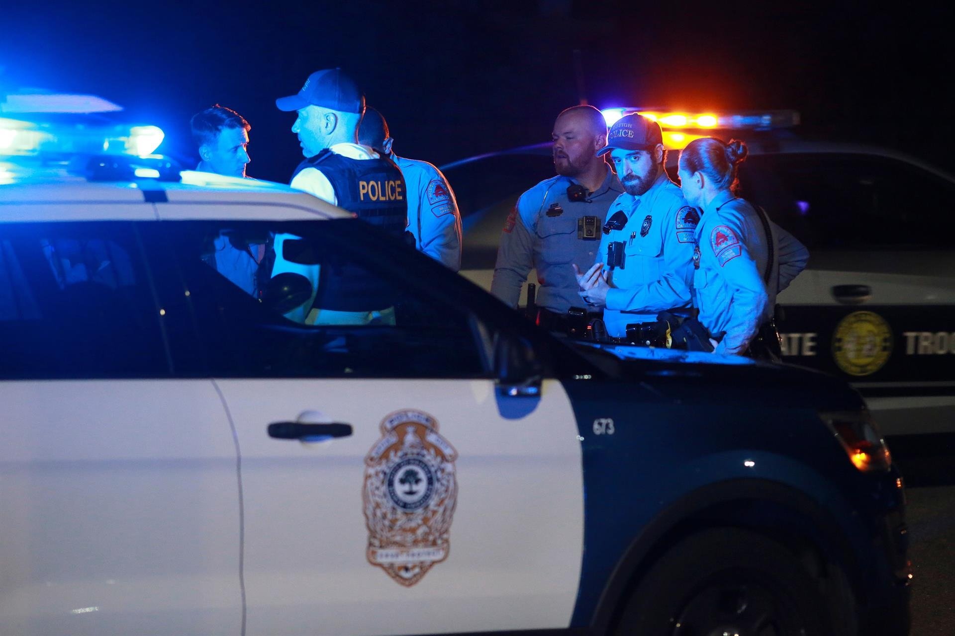 Un menor mata 5 persones en un tiroteig a Carolina del Nord, entre ells un policia