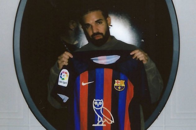 Drake pone camiseta Barça Clásico / Foto: @fcbarcelona Drake pone camiseta Barça Clásico / Foto: @fcbarcelona