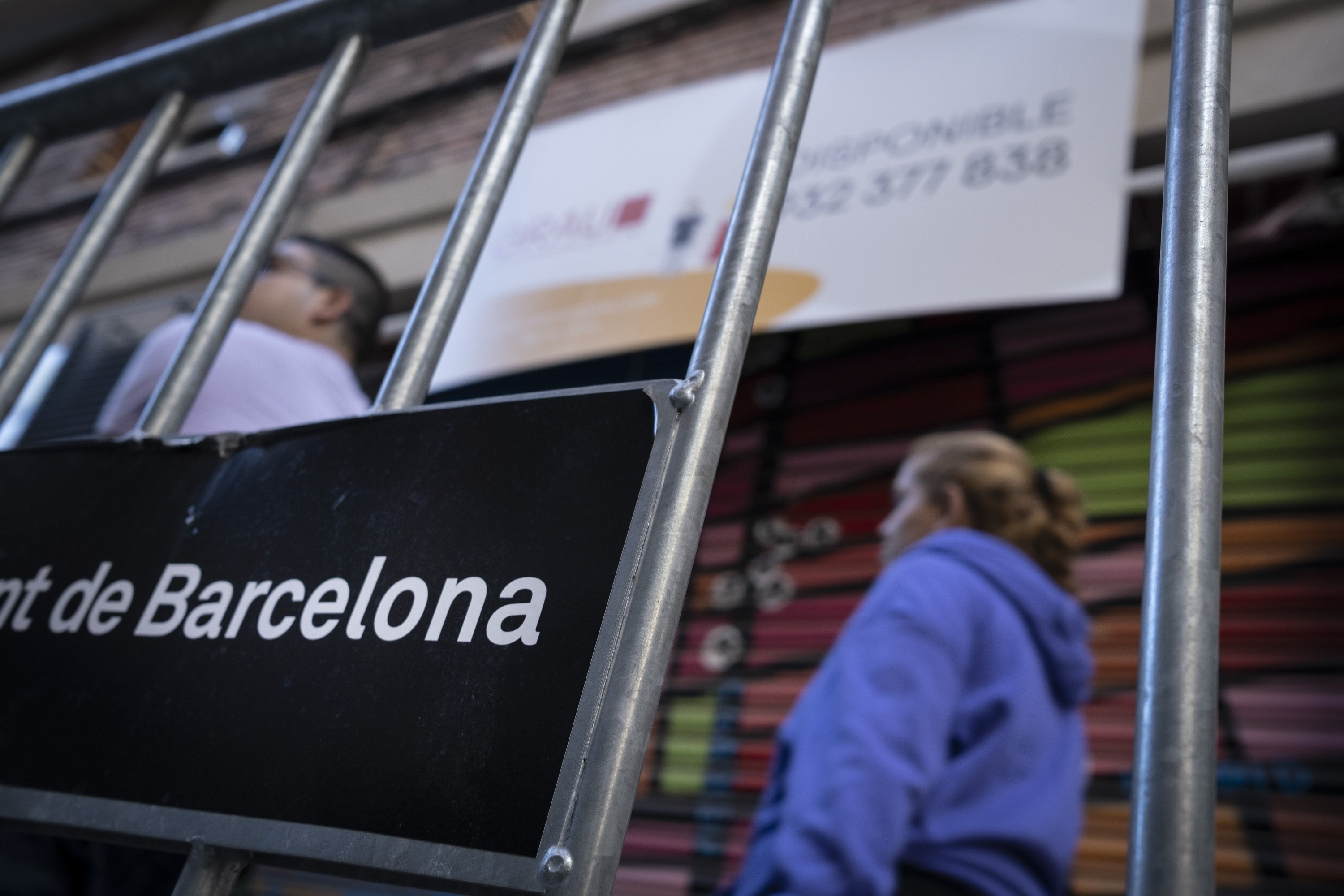 Locals en venda o lloguer barri de Sants tanca barcelona / Foto: Carlos Baglietto
