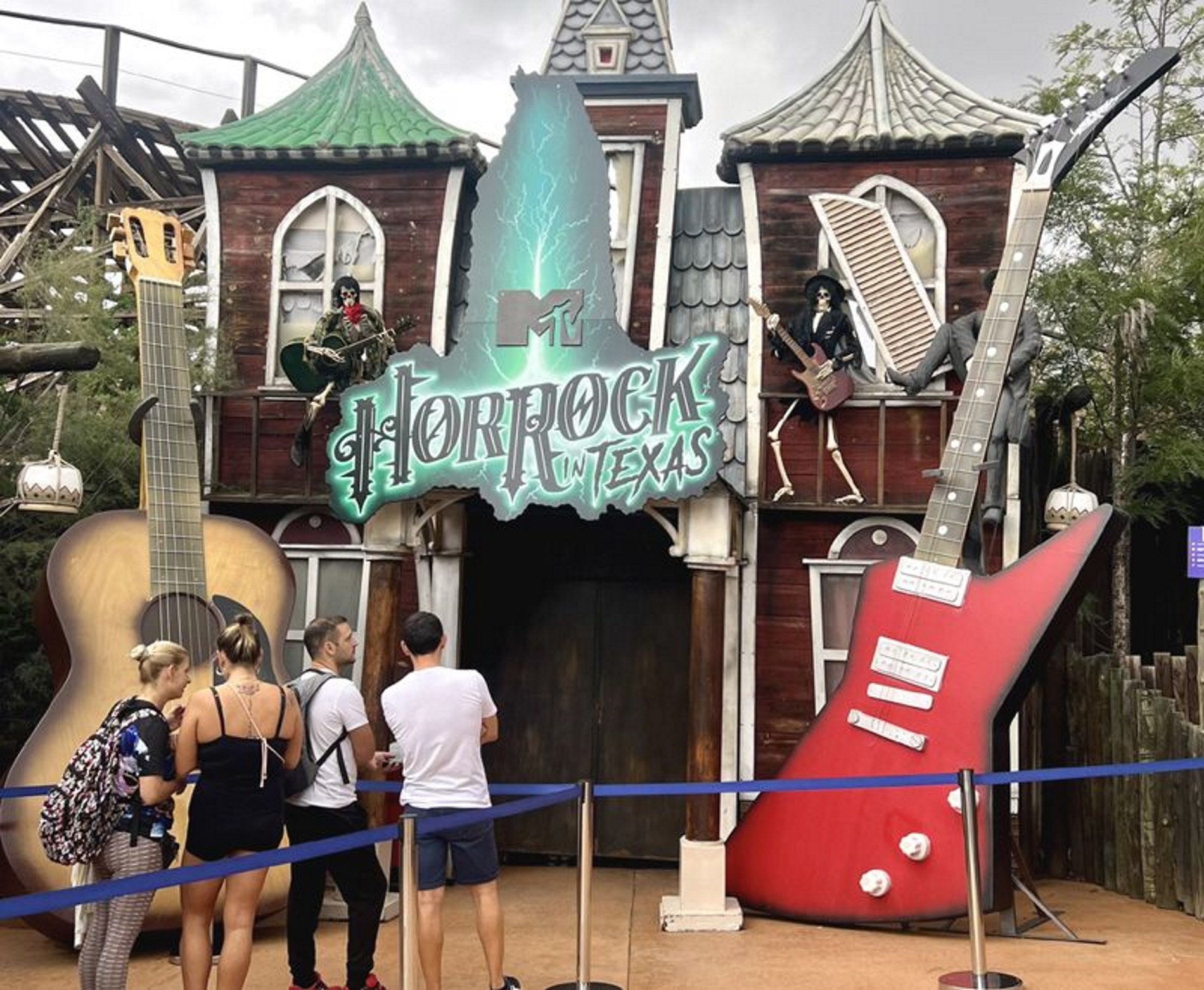El pueblo de las brujas, PortAventura y la cueva de Zugarramundi: entre las mejores "destinaciones de miedo"