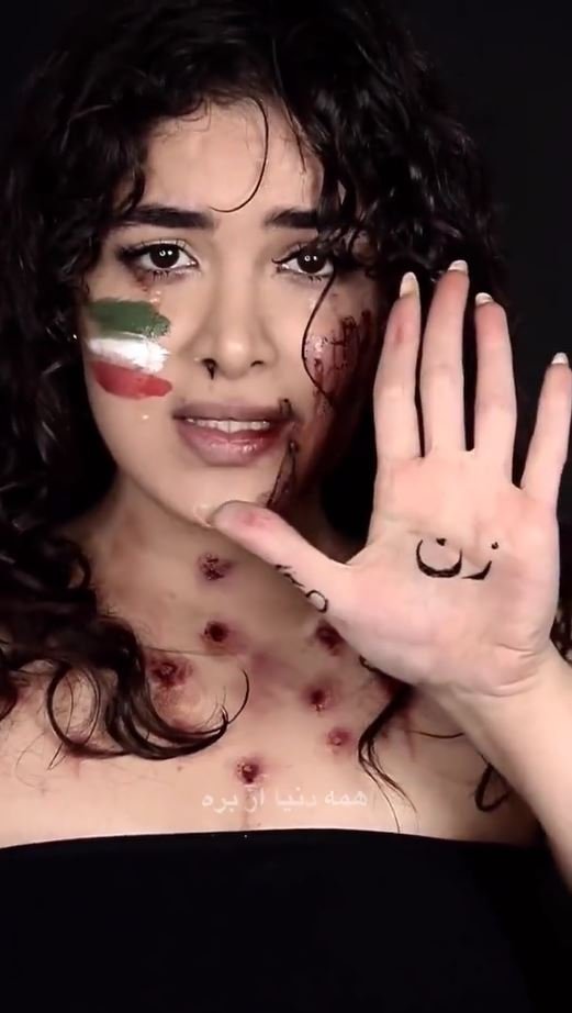 Contundente vídeo de una activista iraní contra el velo islámico